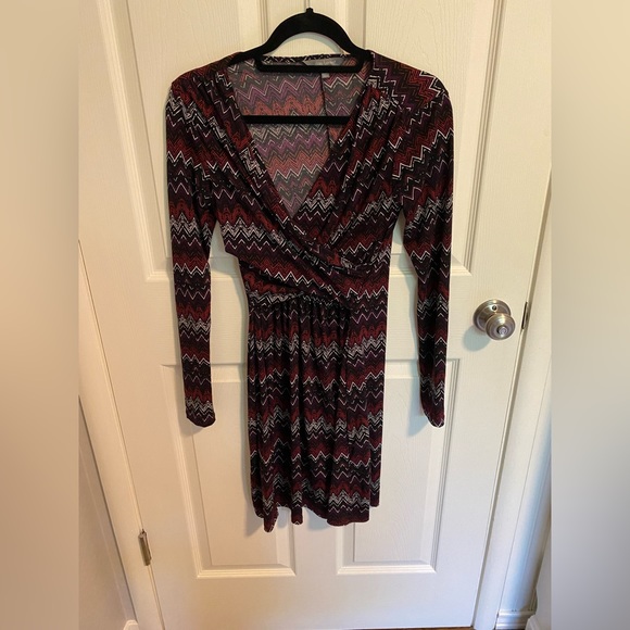💛5/$25💛 Daisy Fuentes V Neck Dress Size Small - Picture 1 of 2